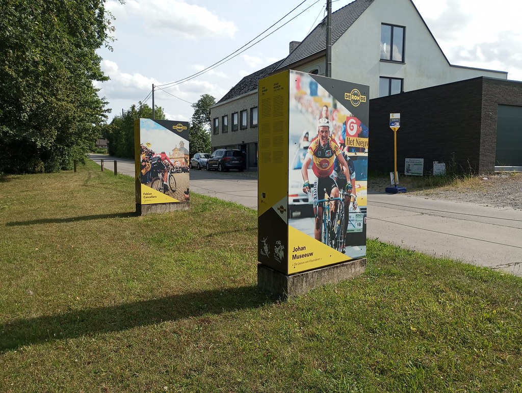 Paneles de la exposición en Ronde Van Vlaanderenstraat