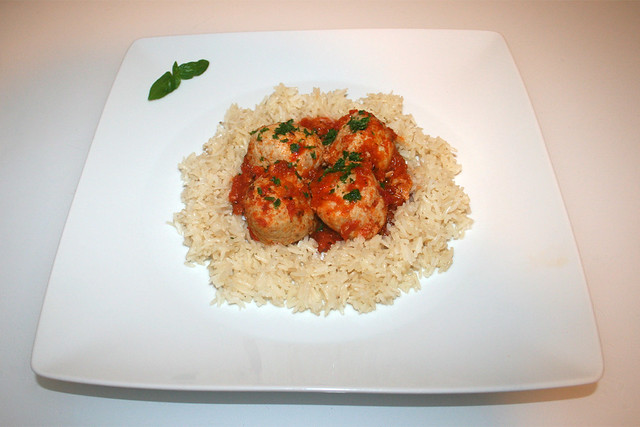 11 - (Sous Vide) Poultry balls in tomato sauce with rice - Served / Geflügelbällchen in Tomatensauce mit Reis - Serviert