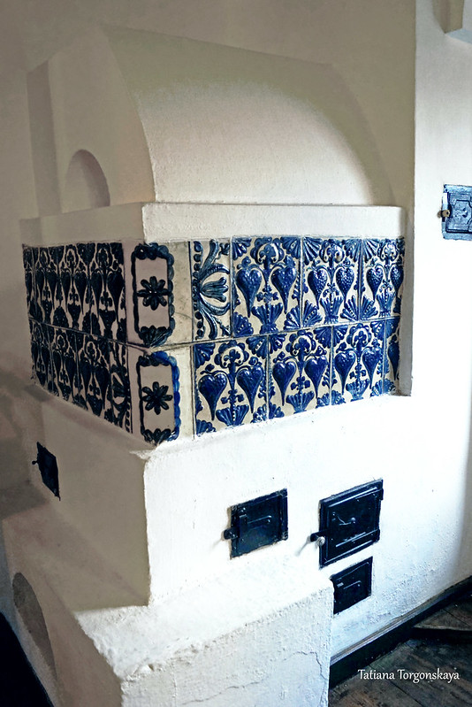 Печь, украшенная керамикой