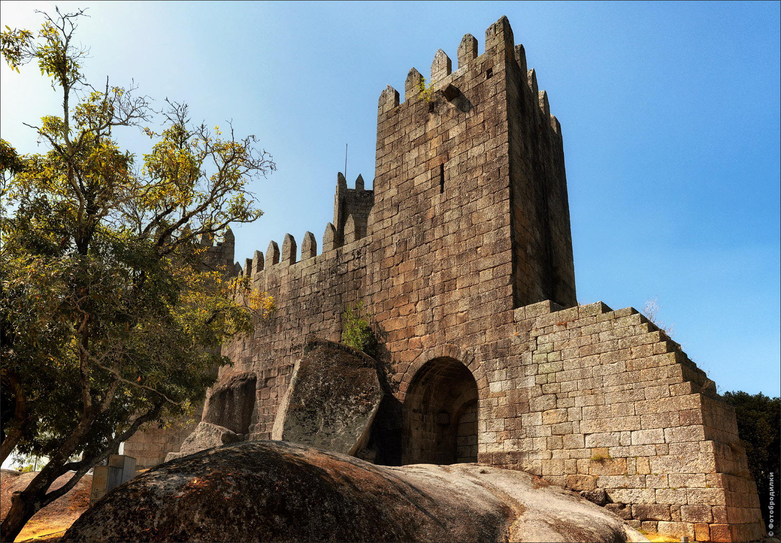Замок (Castelo de Guimarães), Гимарайнш, Португалия