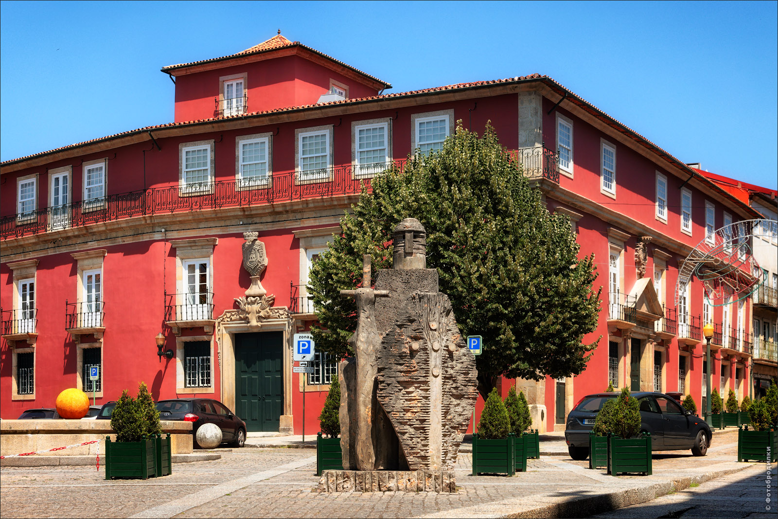 Памятник Афонсу Энрикеш на Largo Joao Franco, Гимарайнш, Португалия