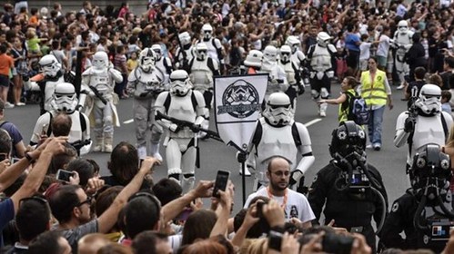 Desfile de personas vestidas de la saga Star Wars