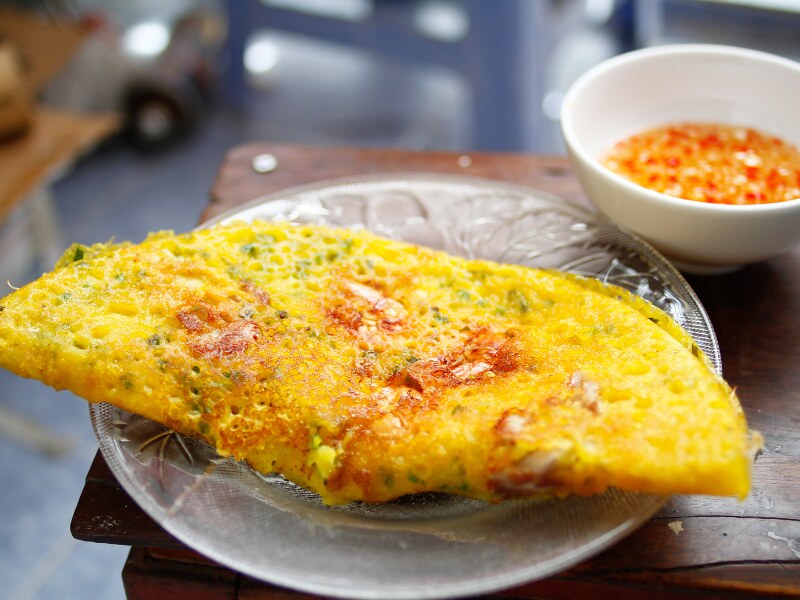popular dishes in Vietnam - Banh Xeo