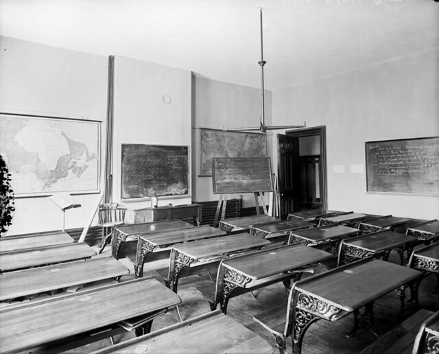 Classroom at Coligny Ladies College (southwest corner of Albert and Bay streets), Ottawa, Ontario / Salle de classe au collège pour femmes Coligny (coin sud-ouest des rues Albert et Bay), Ottawa (Ontario)