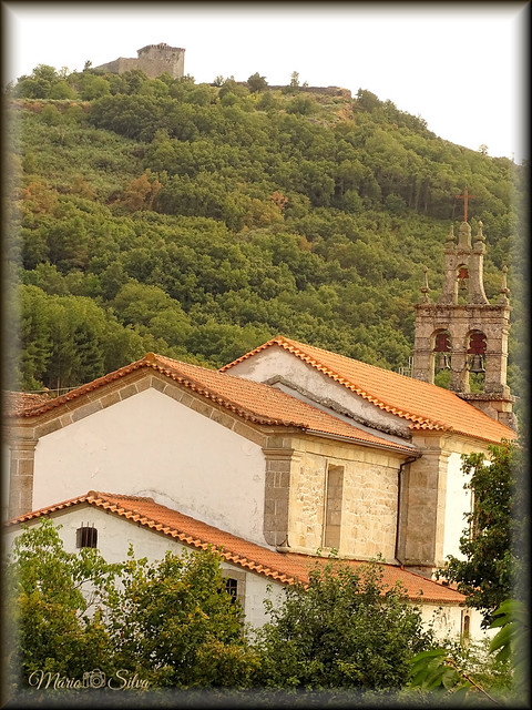 A igreja de S. Pedro e o castelo de Monforte de Rio Livre na aldeia de Águas Frias (Chaves) - Portugal