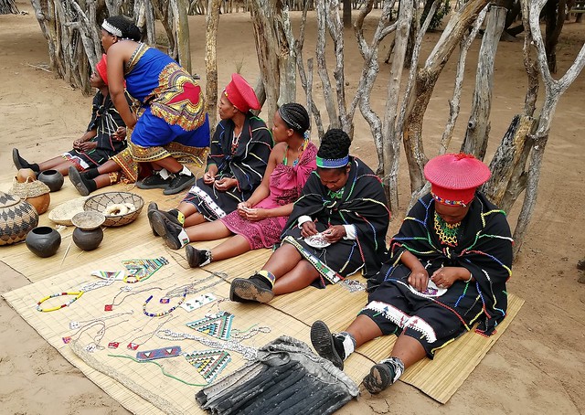 SÜDAFRIKA( South-Africa), KWAZULU-NATAL, Traditional village  Gooderson-Duma Zulu Lodge, Zulu- Frauen mit Handarbeiten im Kral , (explore) 22358