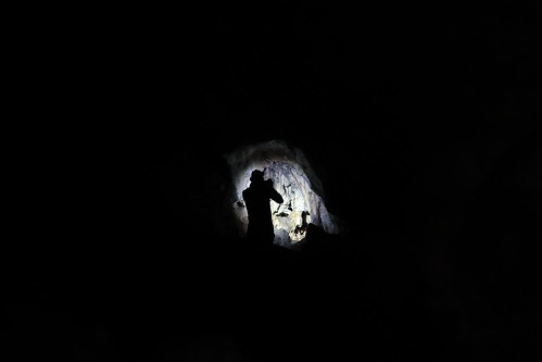 Mein Mann in einer der H?hlen der Neideck Grotte (weiter hinein fotografierend)