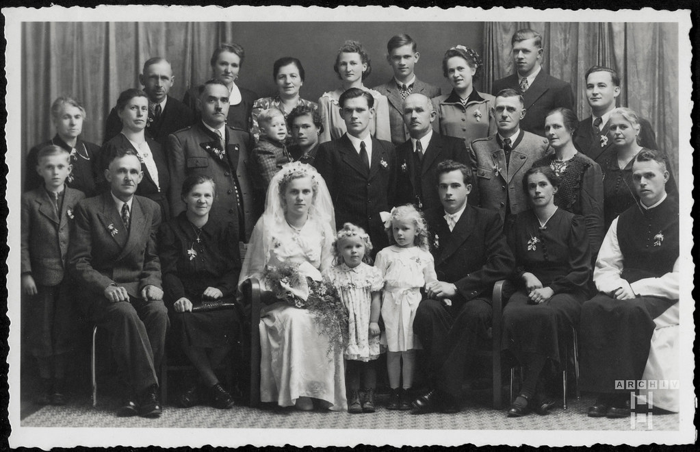 ArchivTappen37(1K)204 Hochzeit, Familienphoto, Oberösterreich, 1930er