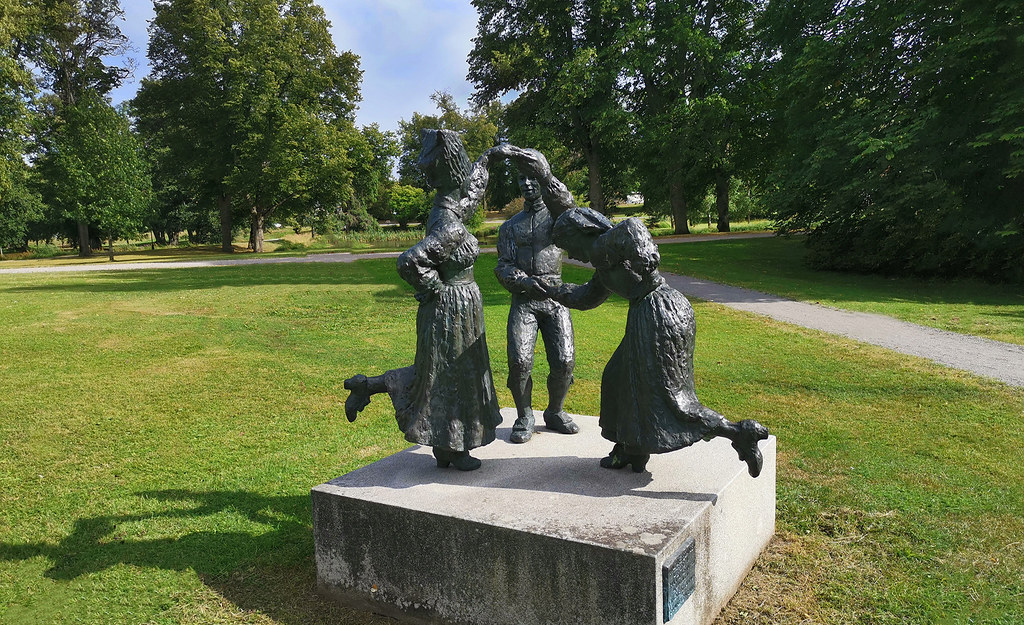 Staty VINGÅKERSDANSEN, av Marita Norin 1986, Säfstaholms slott, Vingåker, 2019-08-12
