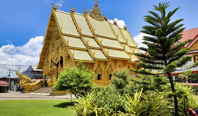 Dazzling golden appearance of the  Si Phan Ton  temple