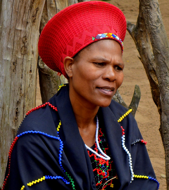 SÜDAFRIKA( South-Africa), Rund um den Hluhluwe - Nationalpark, Gooderson-Duma Zulu Lodge, Frau mit rotem Hut, 22361