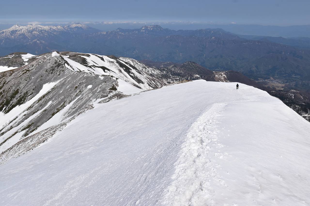 【北アルプス】GWの白馬岳登山（1泊2日・白馬山荘）雪の稜線と火打山・妙高山の展望