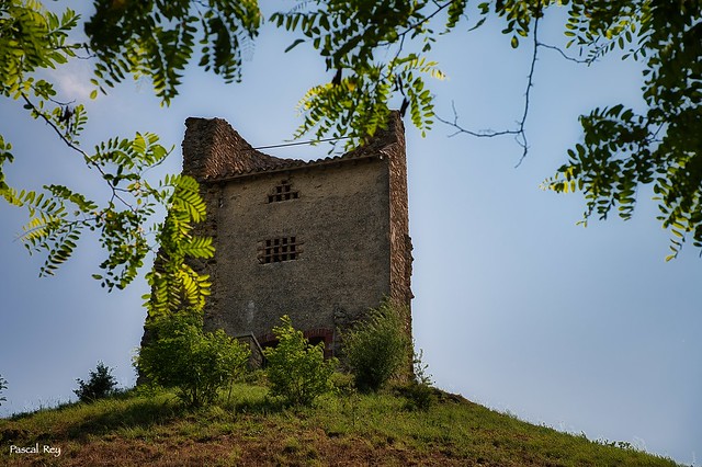 La tour-prison du château ruiné de Mercurol.