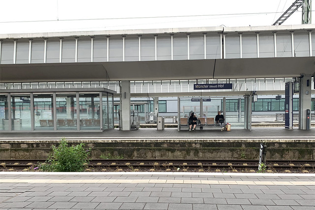 38 - At platform 9 / Am Bahnsteig 9 - Hauptbahnhof Münster
