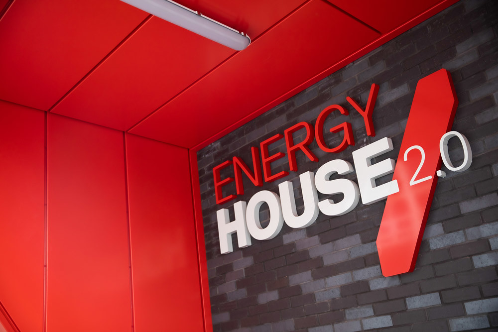 由索爾福德大學打造的Energy House 2.0，可以在巨型實驗室中模擬不同的天氣條件。圖片來源：擷取自Energy House 2.0 推特