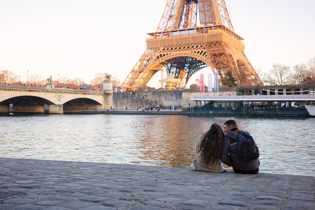 Young couple on the banks of the Seine