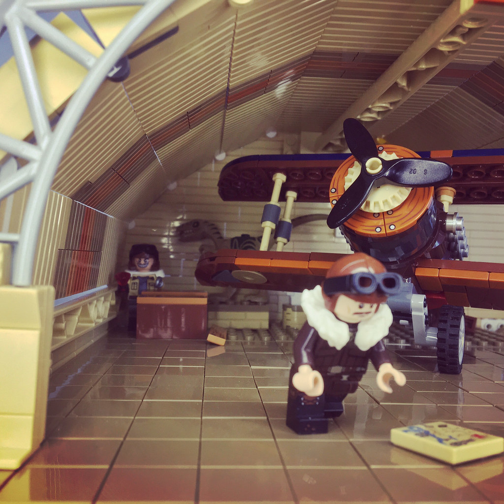 Airplane hangar - Lego adventurers