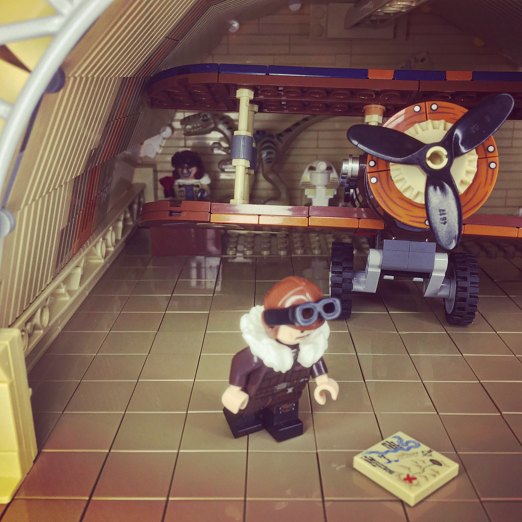 Airplane hangar - Lego adventurers