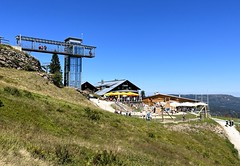 Panormatický výtah s vyhlídkou a dětské hřiště pod horní stanicí kabinkové lanovky na Velkém Javoru