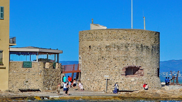 171 - Saint-Tropez en Juillet 2023 - sur le sentier littoral la tour du Portalet