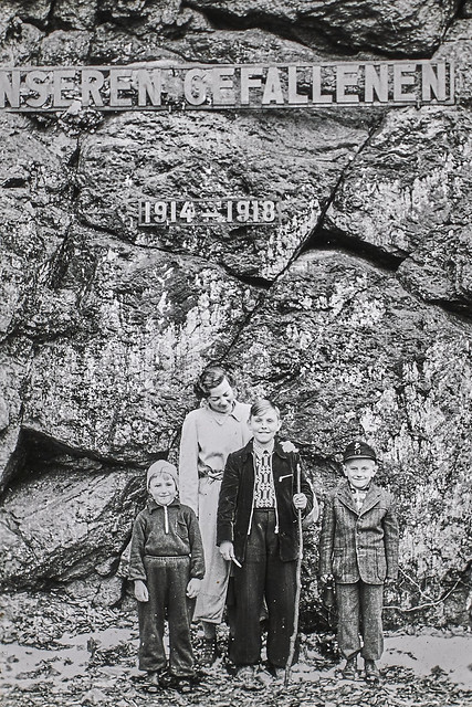 2023-07-25 18.25.10L1020057 Mutter mit drei Söhnen vor Denkmal für die Gefallenen 1914-1918