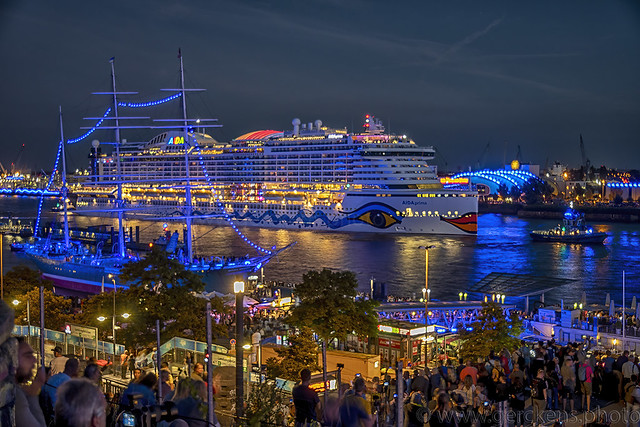 Hamburg - Queen Mary 2 und Aida im Hamburger Hafen