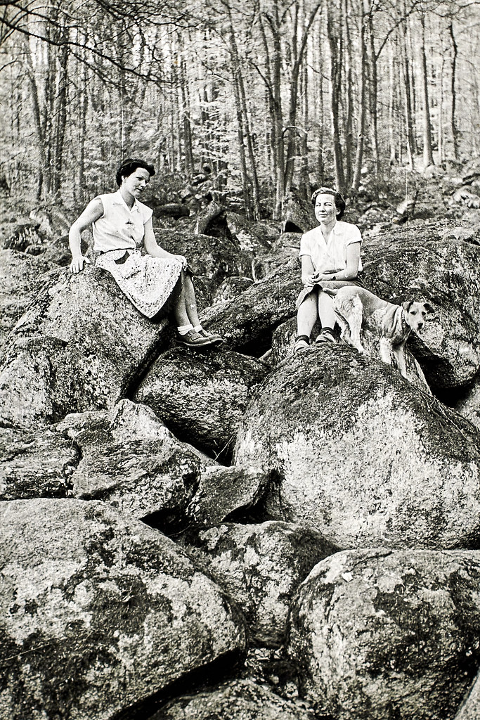 2023-07-25 18.26.50L1020062 zwei Frauen am Waldrand auf großen Steinen sitzend