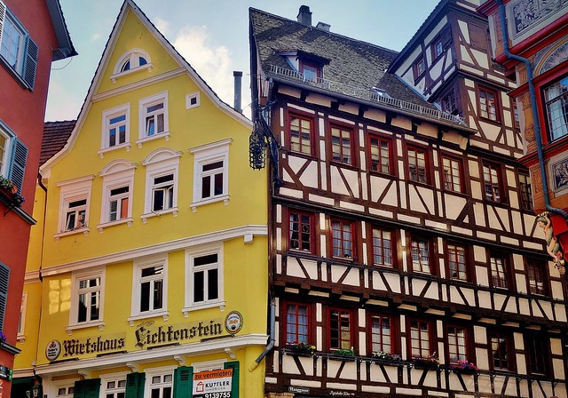 Germany, unterwegs in Tübingen, Fachwerkhäuser am Marktplatz , 21562