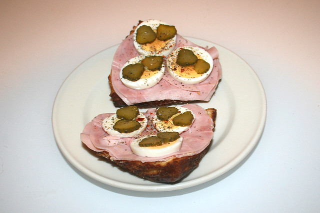 Lye roll with ham & eggs 2 / Laugenecke mit Schinken Ei 2