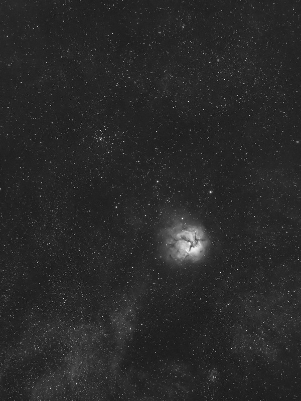 散開星団 M21 と三裂星雲 M20 (Hα) (2023/8/17 22:34)
