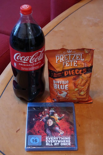 Pretzel Pete Pieces Buffalo Blue und Coca Cola zum Film "Everything Everywhere All at Once"