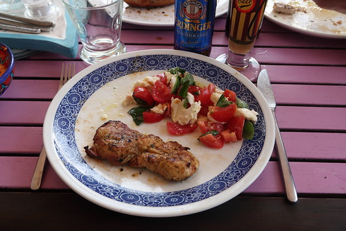 Schnippelfleisch zu Mozzarella-Tomaten-Basilikum-Salat