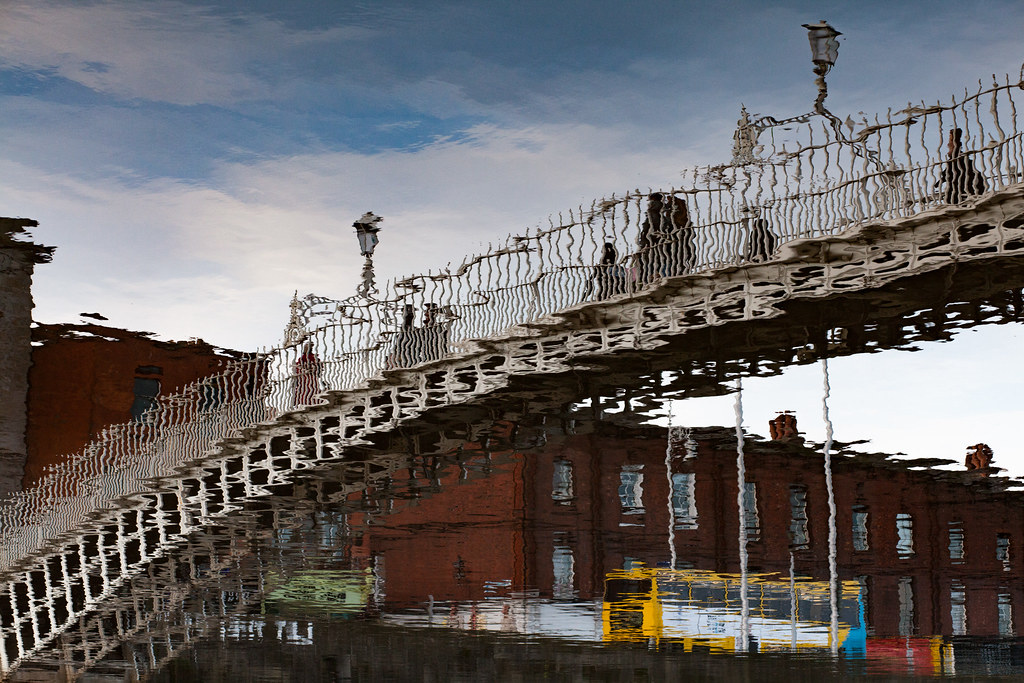 Ha'penny Bridge, Wellington Quay and the River Liffey (Dublin; IRL)