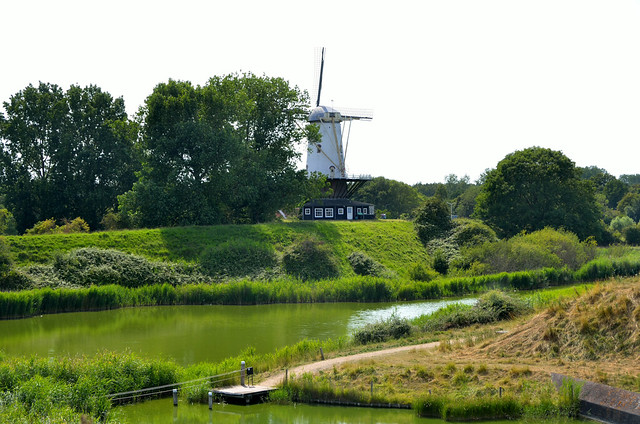 Veere, de molen De Koe gezien vanaf de stadswal, Zeeland Nederland 2023