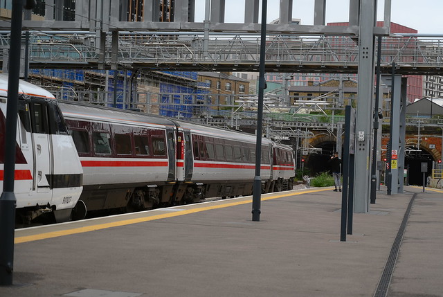 LNER 91101 departs from London King Cross, just as I make it to the end of the platform 1, with 1D07, 09.03 service to Leeds. 19 08 2023