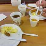 2015-10-04_06-56-42_USA_Mt.Rainier_N2_JH American breakfast - scrambled eggs (from powdered eggs I think), toast bread, hash browns, sausages, coffee/tea and lots of disposable plastic utensils
author: Jan Helebrant
location: Kelso, Washington, United States of America
remark: GPS location for rough location only
&lt;a href=&quot;http://www.juhele.blogspot.com&quot; rel=&quot;noreferrer nofollow&quot;&gt;www.juhele.blogspot.com&lt;/a&gt;
license CC0 Public Domain Dedication