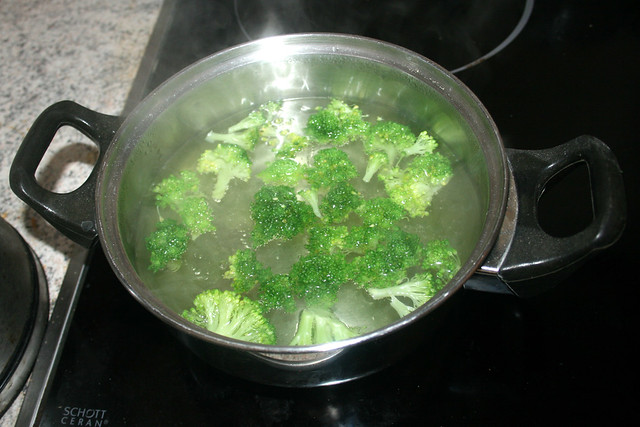 13 - Blanch broccoli / Brokkoli blanchieren