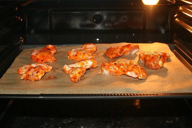05 - Bake chicken wings in preheated oven / Hähnchenflügel im vorgeheizten Ofen backen