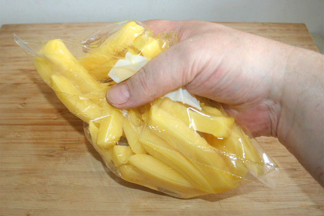 09 - Spread oil on all potato sticks / Öl auf Kartoffelstiften verteilen