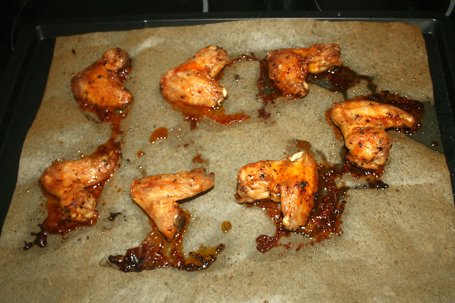 15 - Take chicken wings from oven / Hähnchenflügel aus dem Ofen nehmen