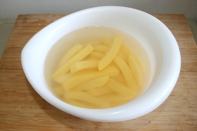 03 - Put potato chunks in salted water / Kartoffelstifte in gesalzenes Wasser legen