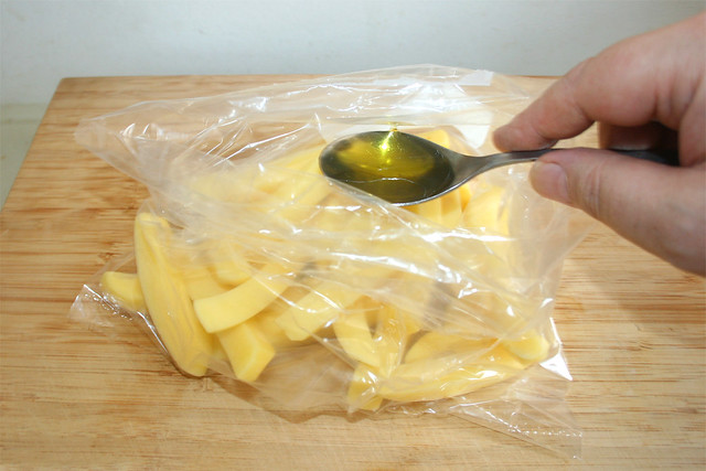 08 - Put potatoes & oil in plastic bag / Kartoffelstifte & Öl in Plastikbeutel geben