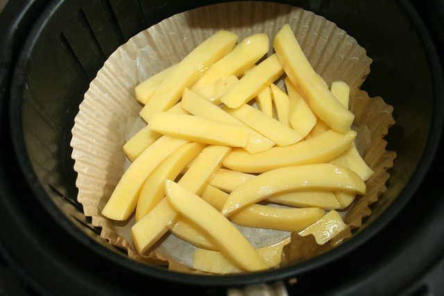 10 - Place potato sticks in frying basket / Kartoffelstifte in Frittierkorb legen