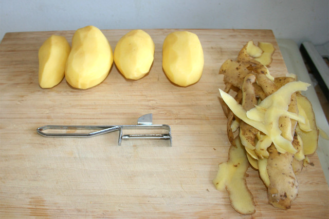 01 - Peel potatoes / Kartoffeln schälen