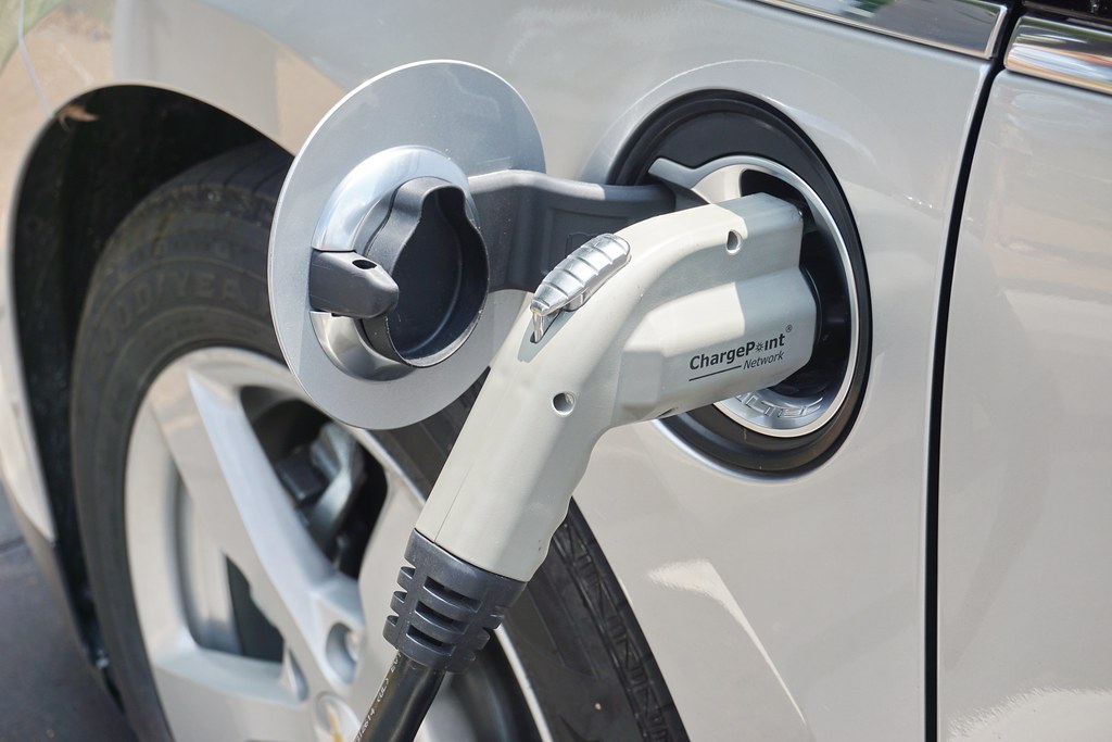 減碳趨勢下，除了發展電動車，不少廠商也相當看好碳中和燃料e-fuel的前景。圖片來源：Robert Linder／Unsplash