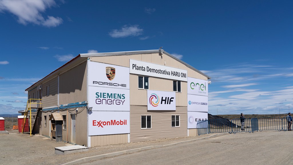 首間商業e-fuels工廠在智利啟用，由保時捷、西門子能源公司與多家跨國企業攜手合作投資。圖片來源：Porsche Newsroom