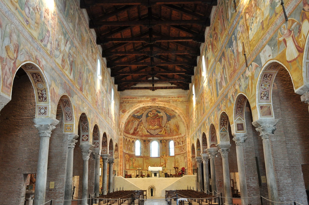 Nef, église abbatiale, abbaye de Pomposa, commune de Codigoro, province de Ferrare, Emilie-Romagne, Italie.