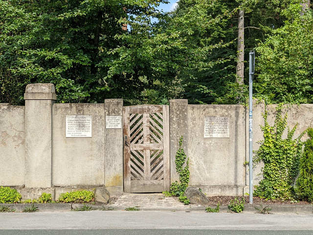 Eingangstür mit Friedhofsordung