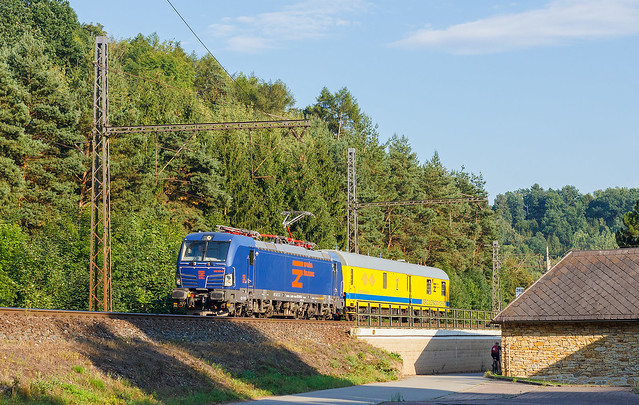 Služební vlak 54408 (Olomouc hl. n. -> Praha Holešovice) společnosti Správa železnic s Vectronem 193 901-6 a měřícím vozem v lesích u Mítkova