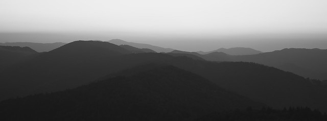 Montagnes en nuances de gris.
